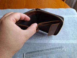 Cartera de piel marrón con cremallera