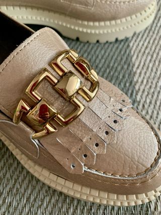 Zapatos Pitillos Beige con Hebilla Dorada