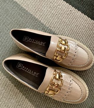 Zapatos Pitillos Beige con Hebilla Dorada