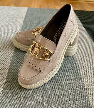 Zapatos Pitillos Beige con Hebilla Dorada