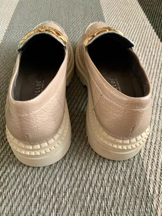 Zapatos Pitillos Beige con Hebilla Dorada