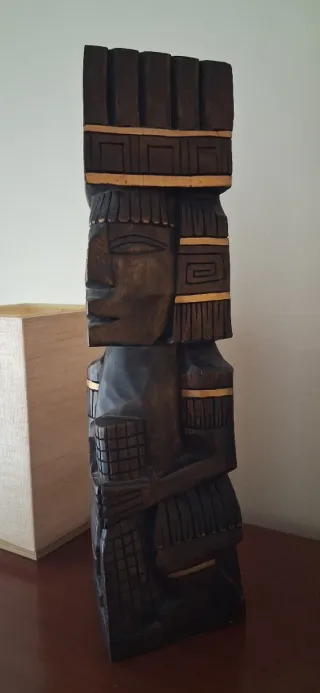 Figura antigua de madera tallada estilo maya.