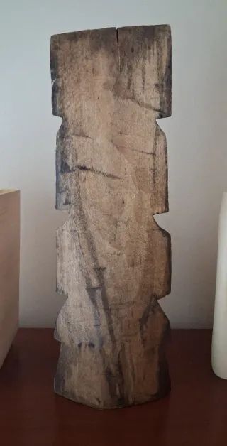 Figura antigua de madera tallada estilo maya.