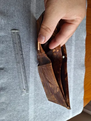 Cartera de cuero con diseño egipcio