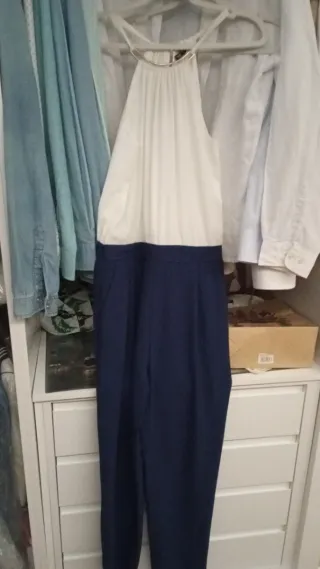 Mono azul marino y blanco