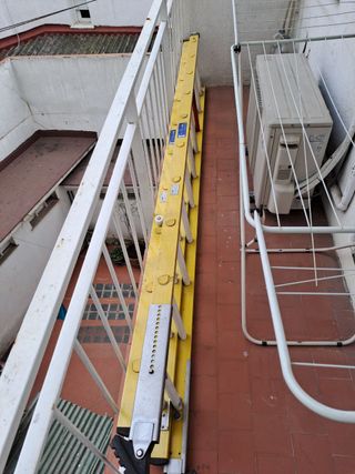 Escalera Fibra 10 y 12 peldaños dos tramos