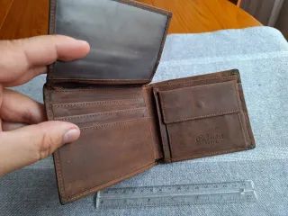 Cartera de piel marrón con iniciales MS