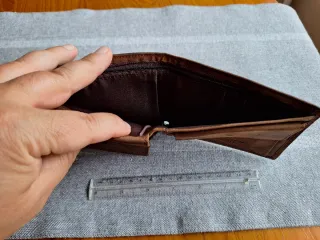 Cartera de piel marrón con iniciales MS