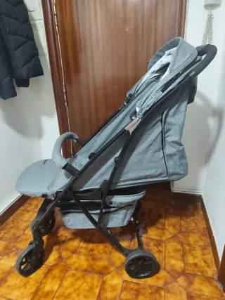 Carrito de bebé gris