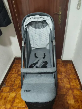 Carrito de bebé gris