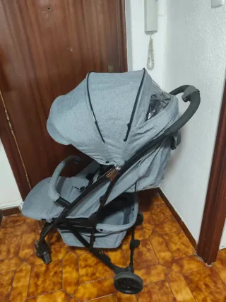 Carrito de bebé gris