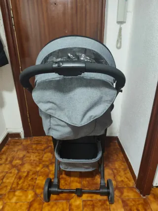 Carrito de bebé gris