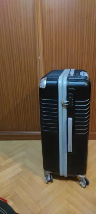 Maleta negra, solo un viaje