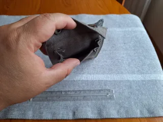 Cartera gris con broches