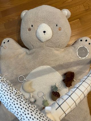 Alfombra de juegos para bebé con peluche