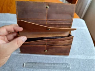 Cartera de piel marrón