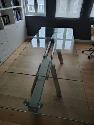 Mesa de cristal templado y acero extensible