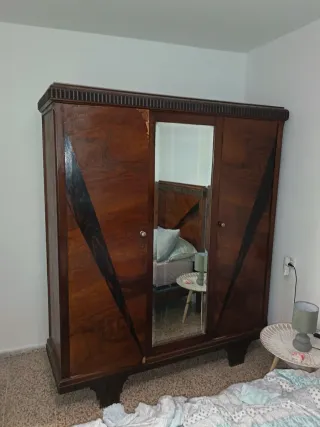 Armario grande de madera con espejo