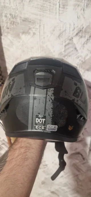 Casco de moto negro con visor y S56