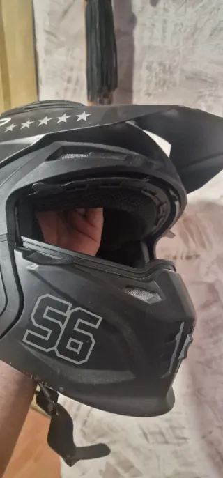 Casco de moto negro con visor y S56