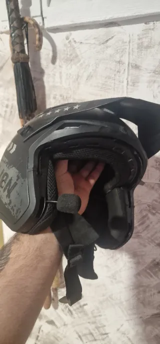 Casco de moto negro con visor y S56