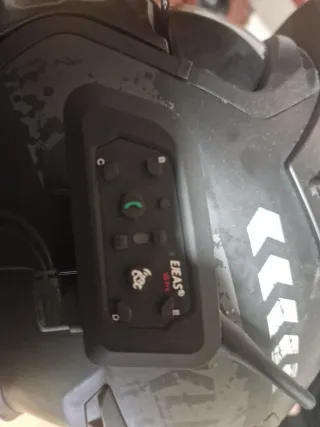 Casco de moto negro con visor y S56