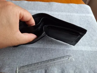 Cartera de piel de raya negra