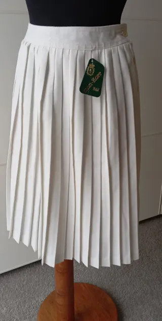 Falda vintage color blanco plisada.