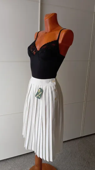 Falda vintage color blanco plisada.