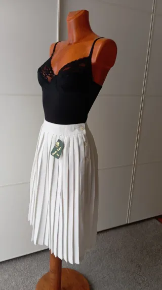 Falda vintage color blanco plisada.