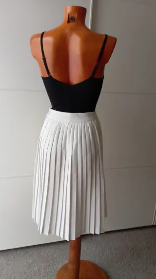 Falda vintage color blanco plisada.