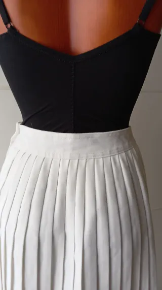 Falda vintage color blanco plisada.