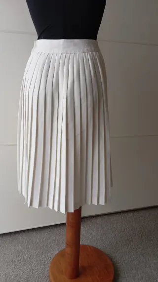 Falda vintage color blanco plisada.