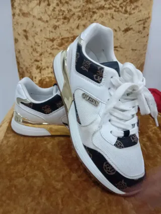 Zapatillas Guess Blancas y Doradas