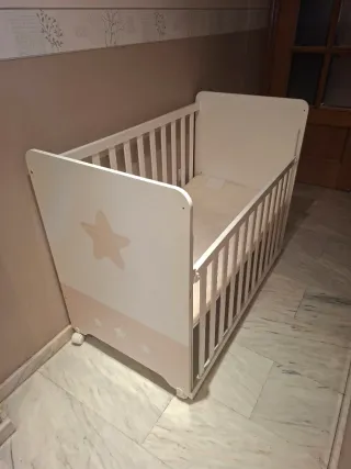 Cuna de bebé blanca