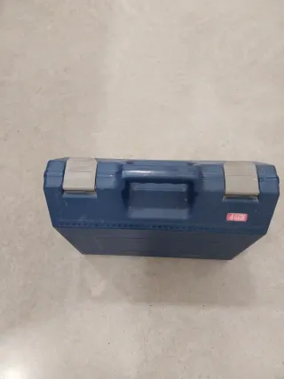 Alquilo taladro Black & Decker con maletín.