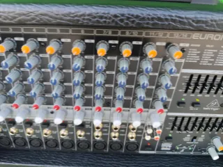 Mesa Mezcladora 12 Canales Autoamplificada 2000W