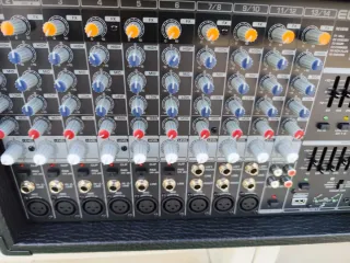 Mesa Mezcladora 12 Canales Autoamplificada 2000W