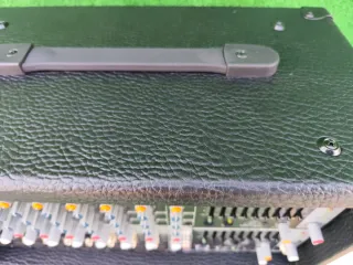 Mesa Mezcladora 12 Canales Autoamplificada 2000W