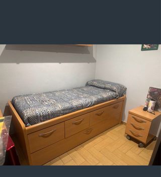 Cama nido con mesita auxiliar.