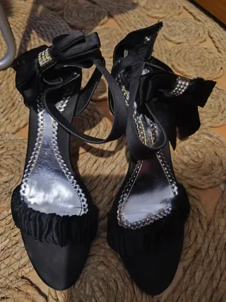 Zapatos de tacón negros con lazo y pedrería