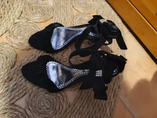 Zapatos de tacón negros con lazo y pedrería