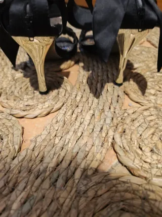 Zapatos de tacón negros con lazo y pedrería