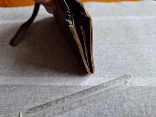 Cartera de mano marrón