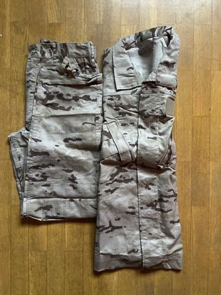 Traje militar camuflaje beige y marrón