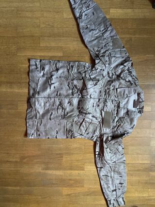 Traje militar camuflaje beige y marrón