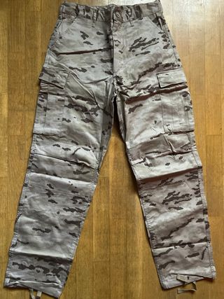 Traje militar camuflaje beige y marrón