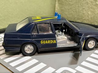 Bburago Alfa Romeo 75 Guardia di Finanza 1:24