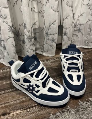Zapatillas deportivas azules y blancas