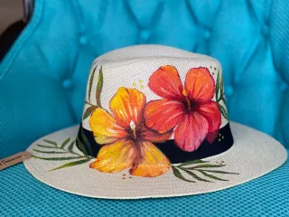 Sombrero de paja pintado a mano con loro
